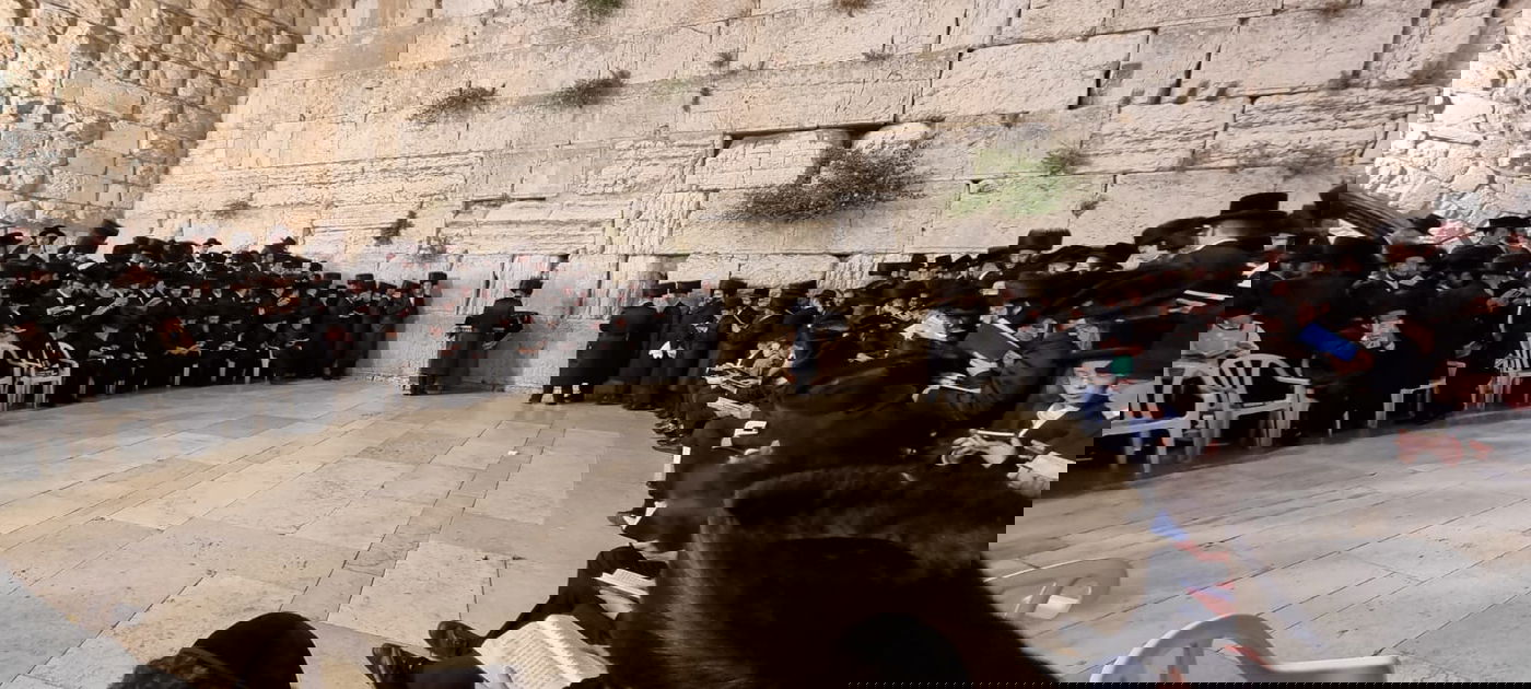 בראשות הרבי: חסידי סאדיגורה התפללו ושרו בכותל המערבי • תיעוד