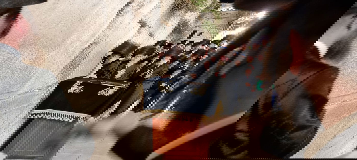 בראשות הרבי: חסידי סאדיגורה התפללו ושרו בכותל המערבי • תיעוד