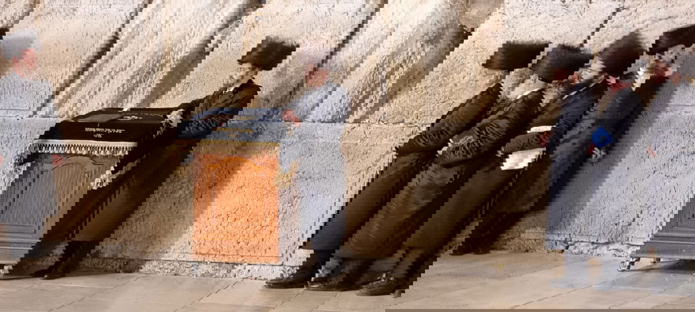 בראשות הרבי: חסידי סאדיגורה התפללו ושרו בכותל המערבי • תיעוד