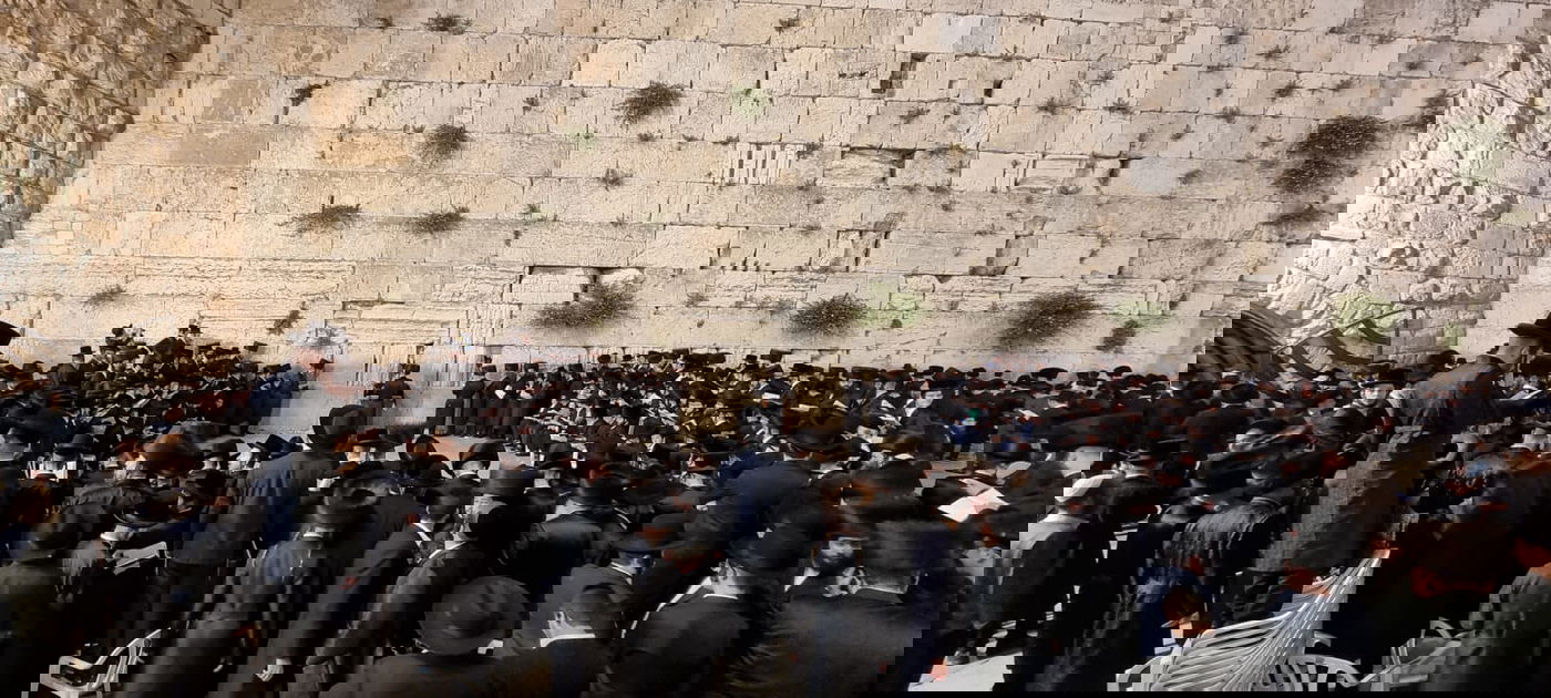 בראשות הרבי: חסידי סאדיגורה התפללו ושרו בכותל המערבי • תיעוד