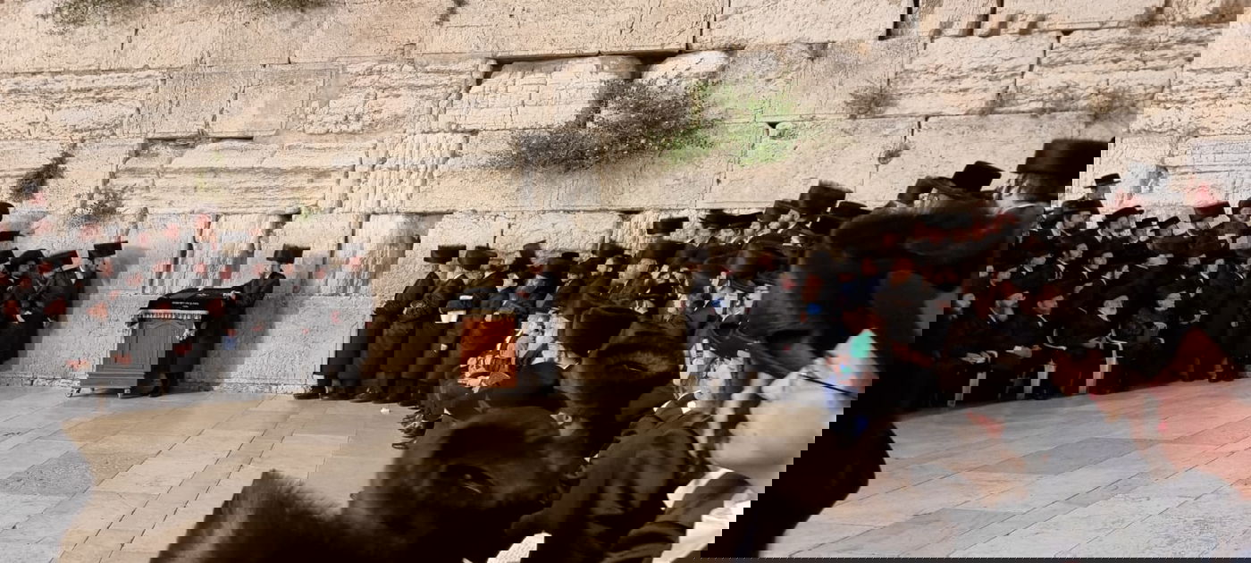 בראשות הרבי: חסידי סאדיגורה התפללו ושרו בכותל המערבי • תיעוד