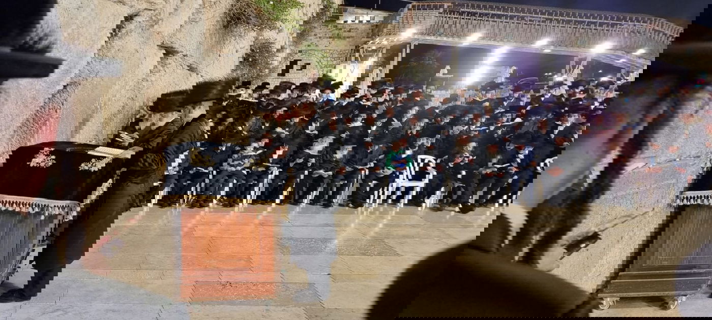 בראשות הרבי: חסידי סאדיגורה התפללו ושרו בכותל המערבי • תיעוד