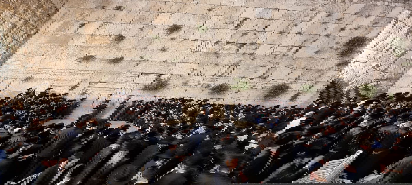בראשות הרבי: חסידי סאדיגורה התפללו ושרו בכותל המערבי • תיעוד