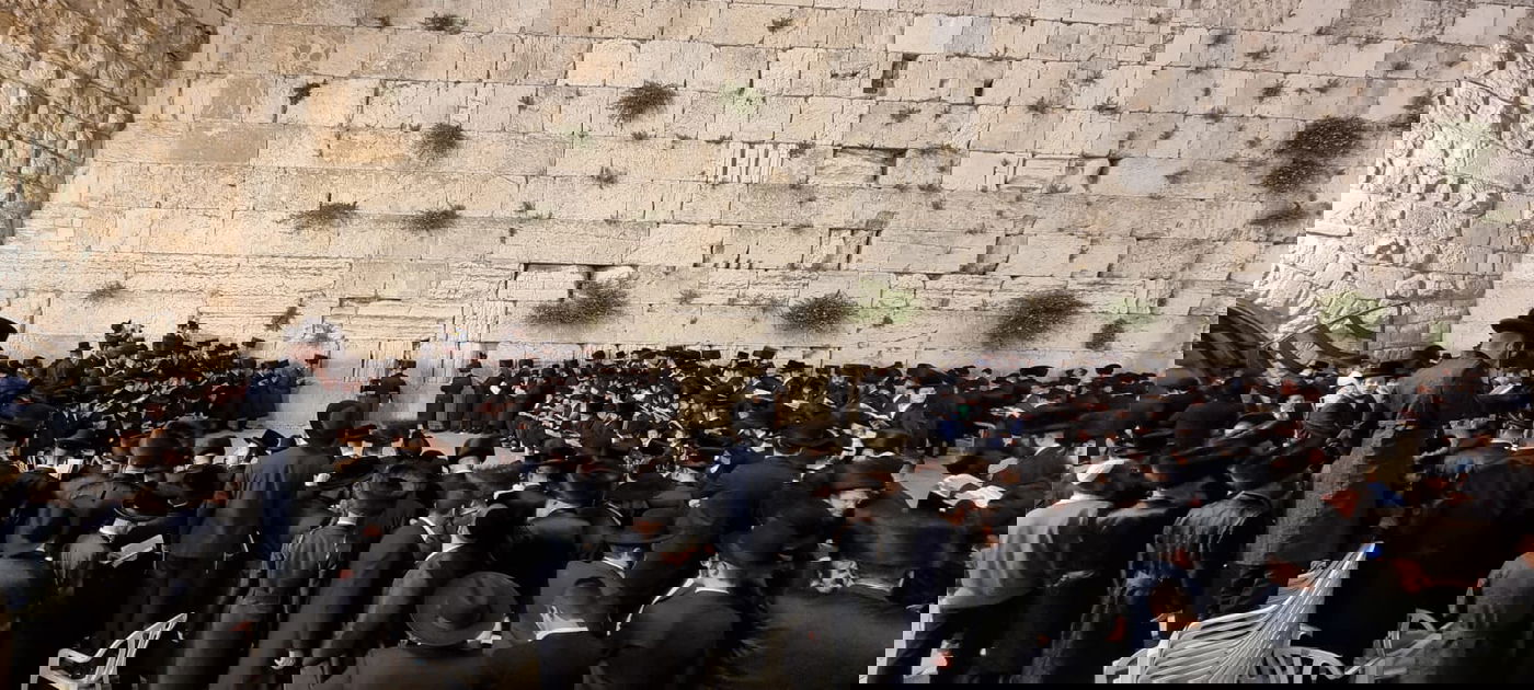 בראשות הרבי: חסידי סאדיגורה התפללו ושרו בכותל המערבי • תיעוד