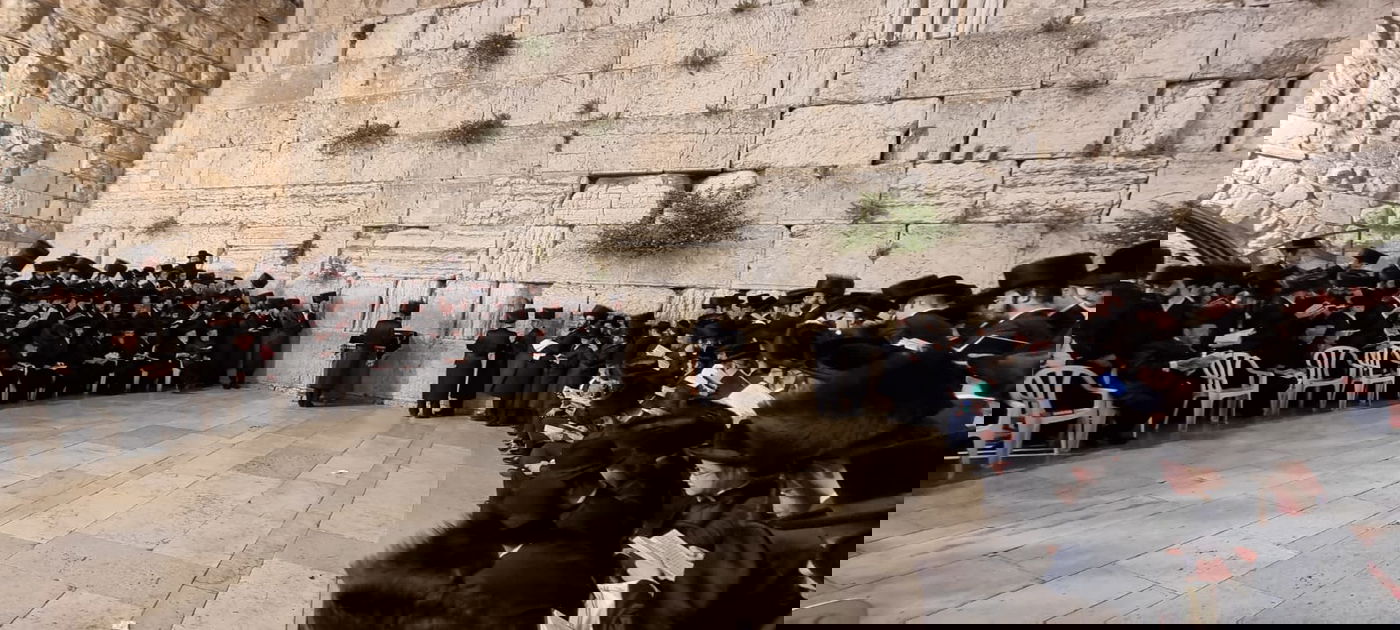 בראשות הרבי: חסידי סאדיגורה התפללו ושרו בכותל המערבי • תיעוד