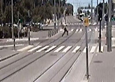 המחבל רץ עם הסכין