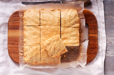 נמסים בפה גם בלי קפה: ריבועי חמאת בוטנים מטריפים