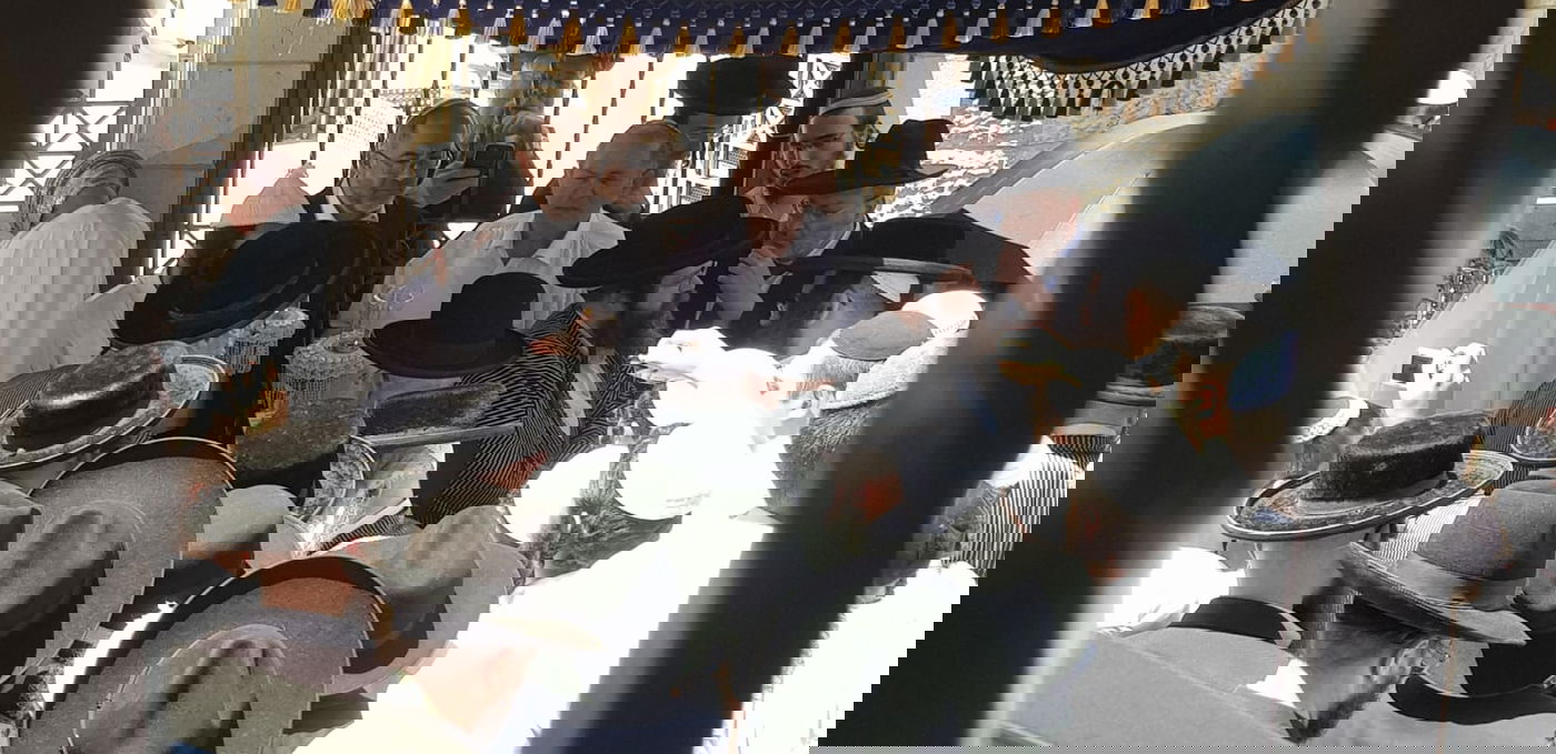 הפתעה בתולדות אברהם יצחק: חתן מ'מרכז הרב' התחתן אצל הרבי