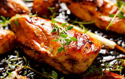 פרגיות אפויות במרינדה של שום וסילאן