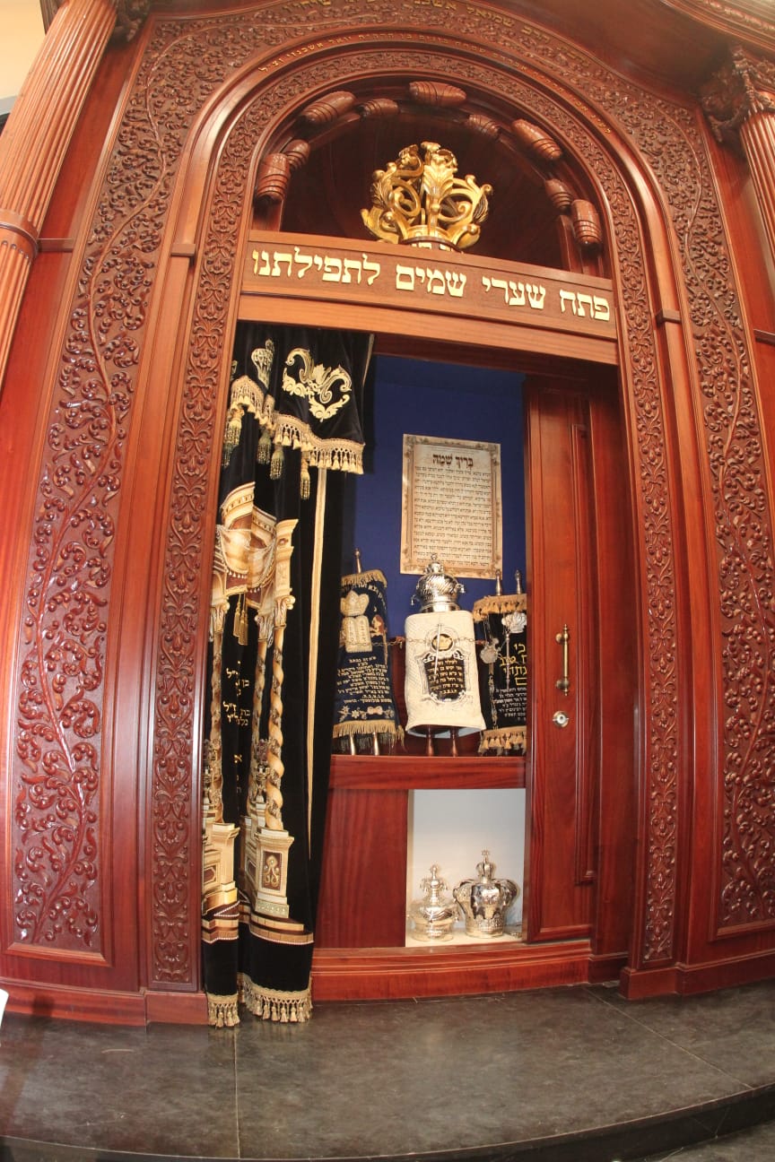 בבית המדרש קרעטשניף בבני ברק הכניסו ספר תורה חדש