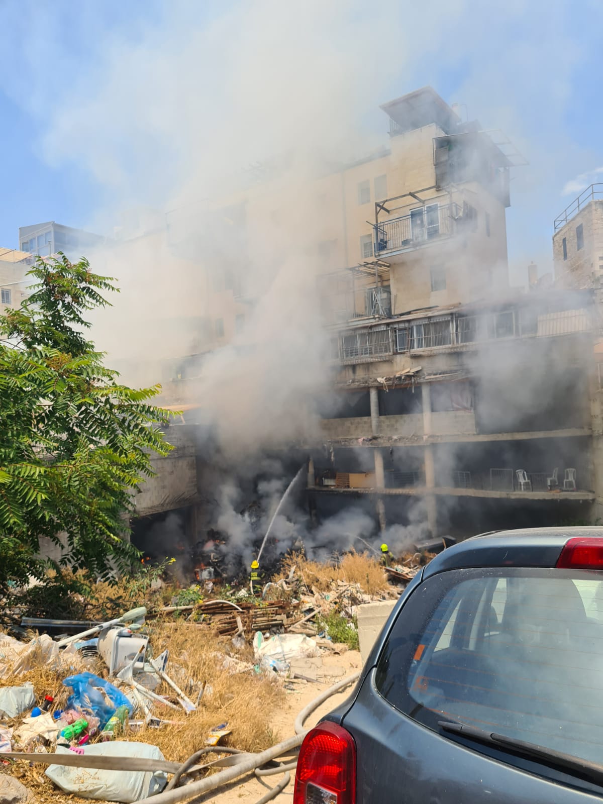 תינוקת נפצעה קל בשריפה בבניין מגורים