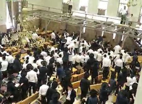 ההיכל המוזהב של ישיבת פוניבז' - בעת תגרה