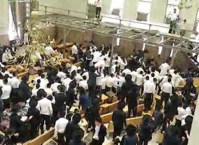 ההיכל המוזהב של ישיבת פוניבז' - בעת תגרה