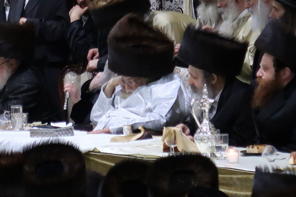 המונים בשמחת החתונה בחצרות תולדות אברהם יצחק - סאסוב