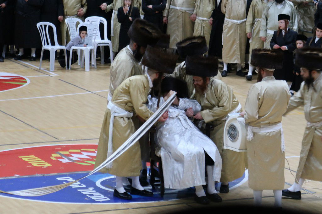 המונים בשמחת החתונה בחצרות תולדות אברהם יצחק - סאסוב