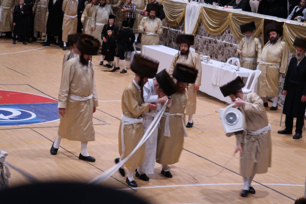 המונים בשמחת החתונה בחצרות תולדות אברהם יצחק - סאסוב