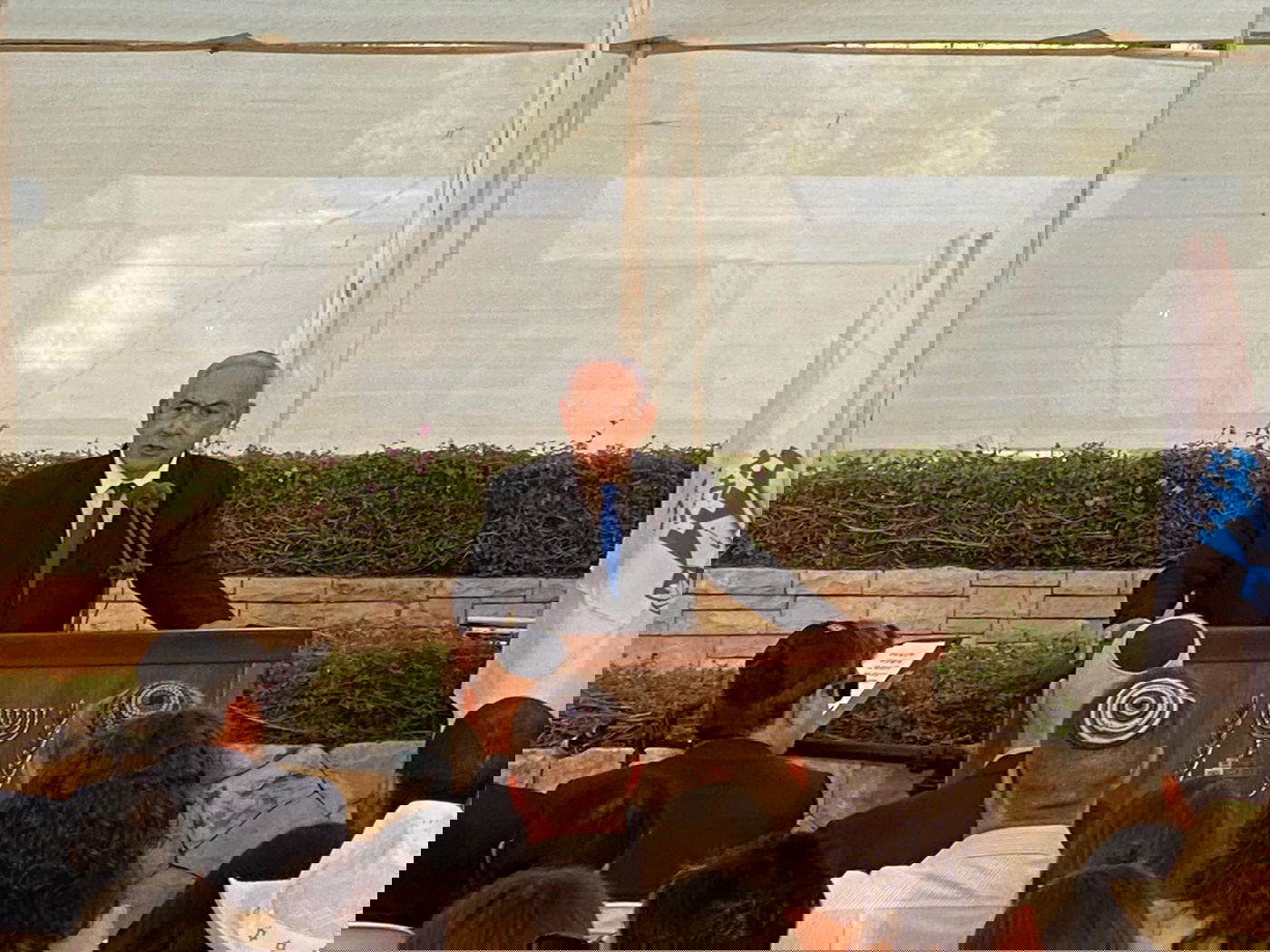 רה"מ בנאומו, הערב