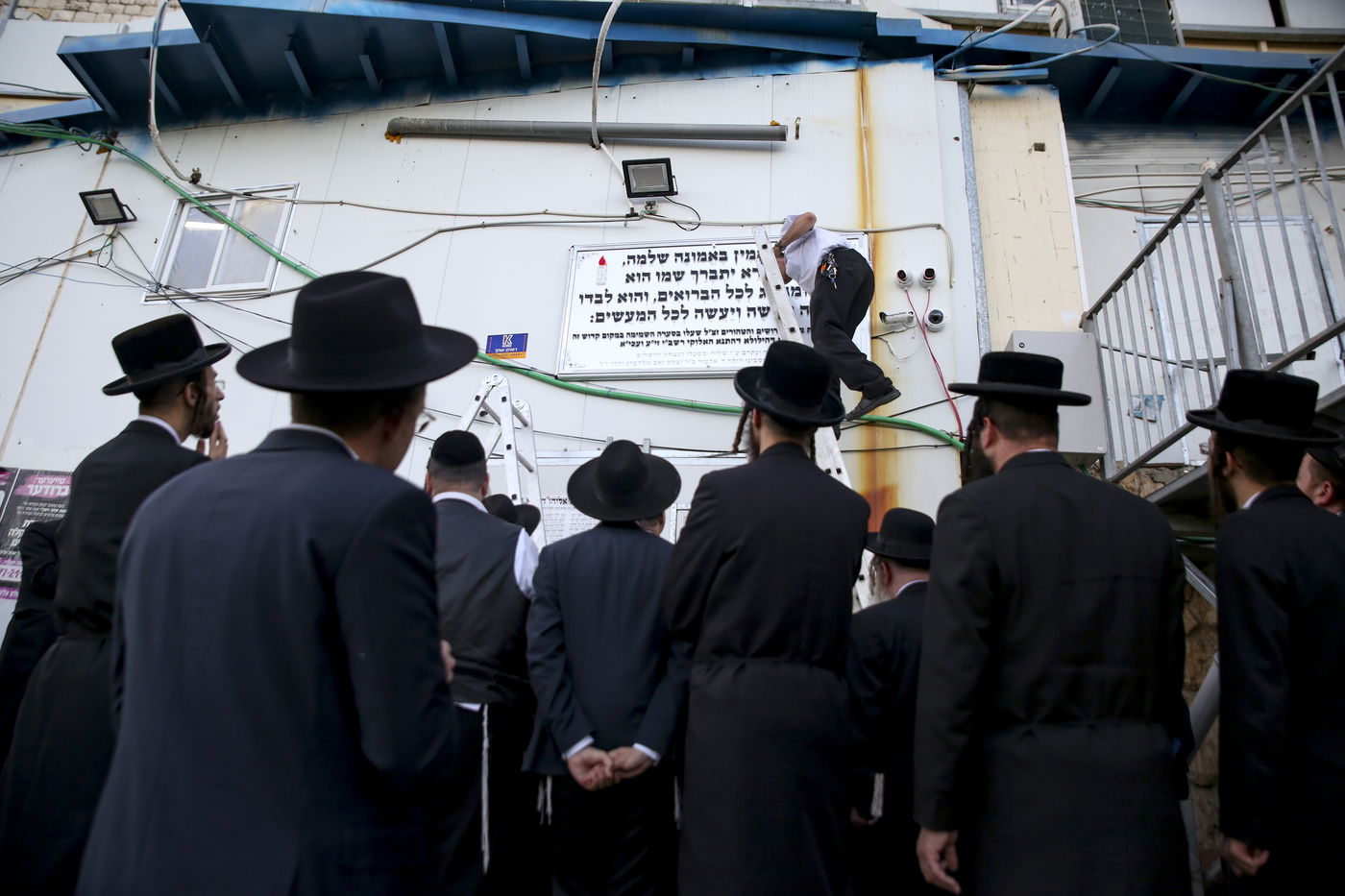 לקראת השלושים: שלט אזכרה נתלה במקום האסון