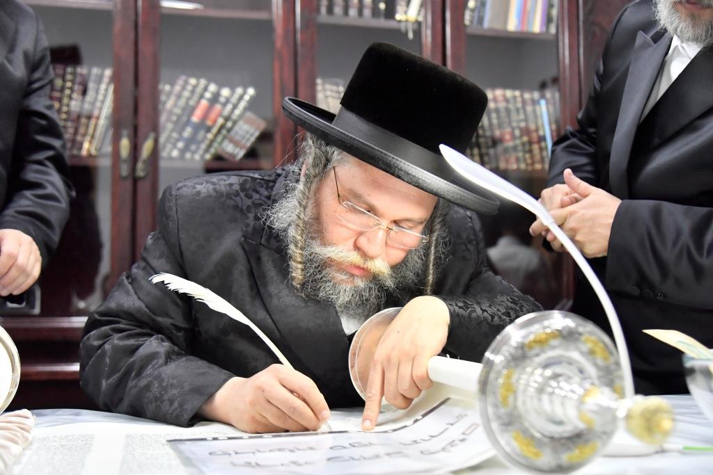 לע"נ החסיד: בויז'ניץ חגגו הכנסת ספר תורה חדש