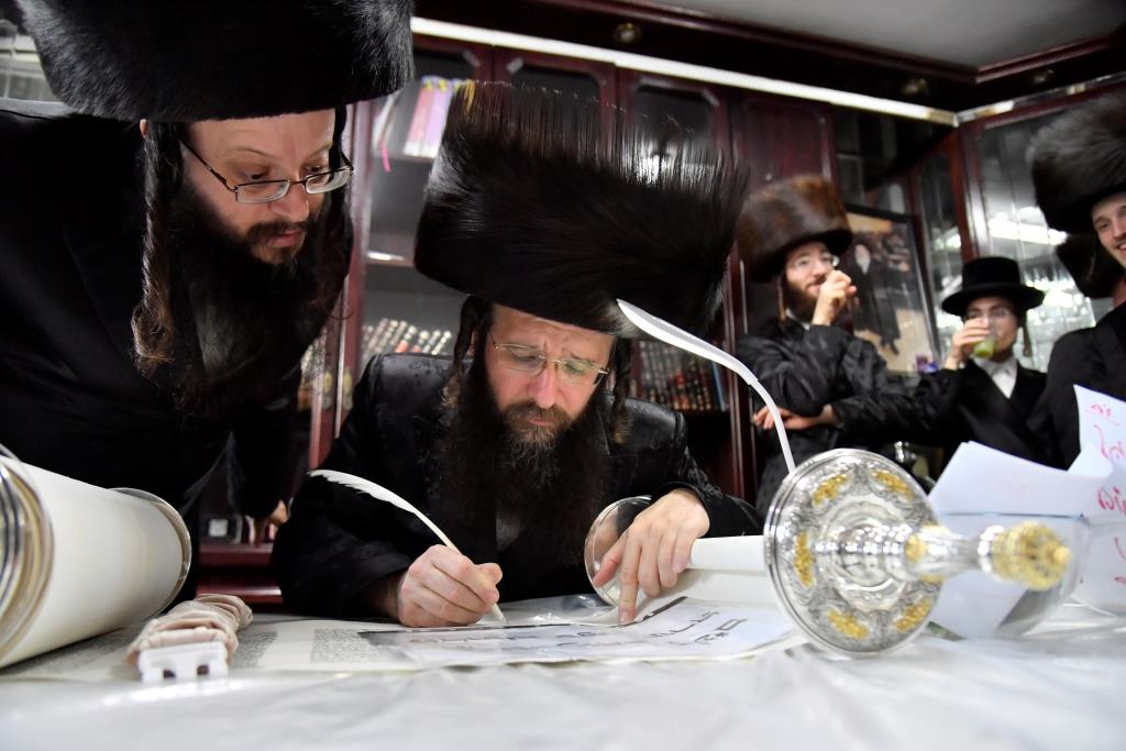 לע"נ החסיד: בויז'ניץ חגגו הכנסת ספר תורה חדש