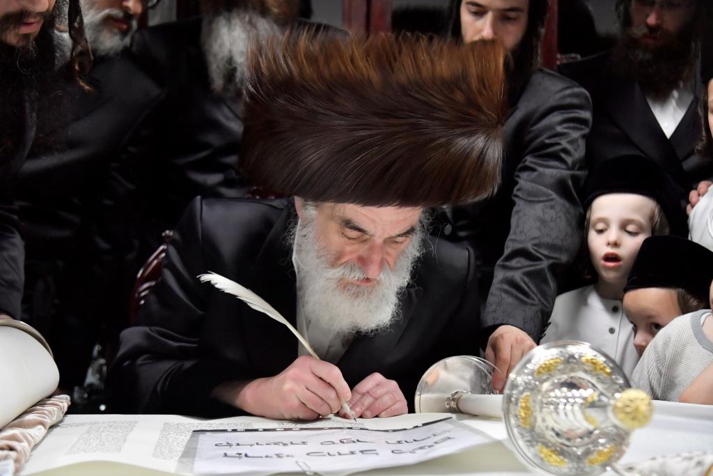 לע"נ החסיד: בויז'ניץ חגגו הכנסת ספר תורה חדש