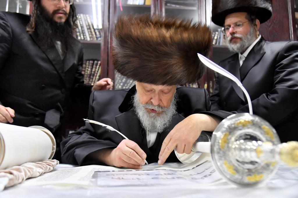 לע"נ החסיד: בויז'ניץ חגגו הכנסת ספר תורה חדש