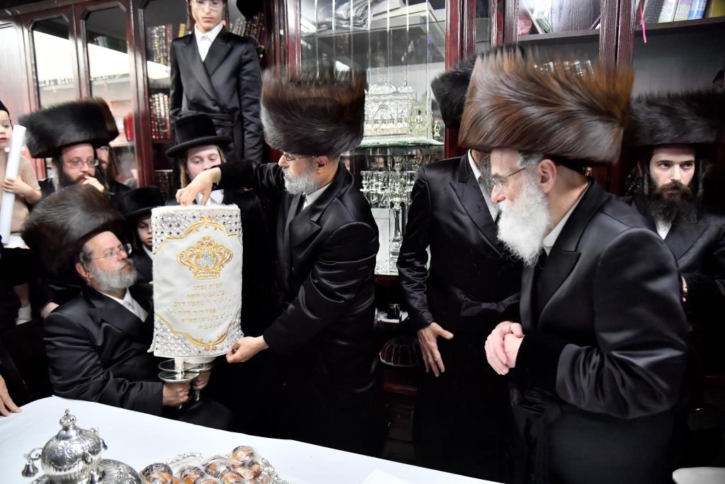 לע"נ החסיד: בויז'ניץ חגגו הכנסת ספר תורה חדש