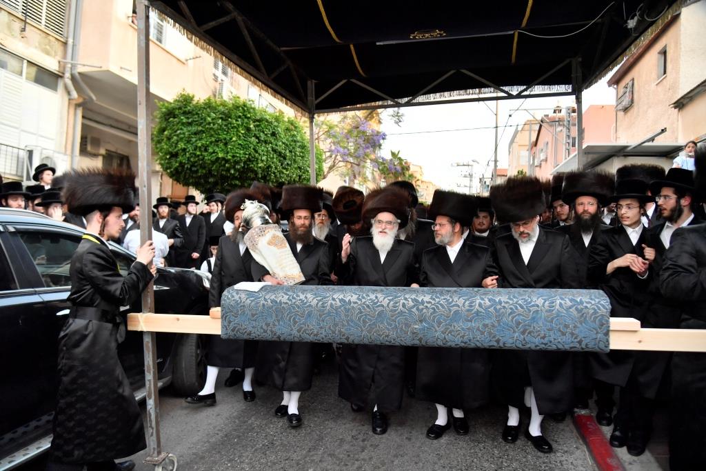 לע"נ החסיד: בויז'ניץ חגגו הכנסת ספר תורה חדש