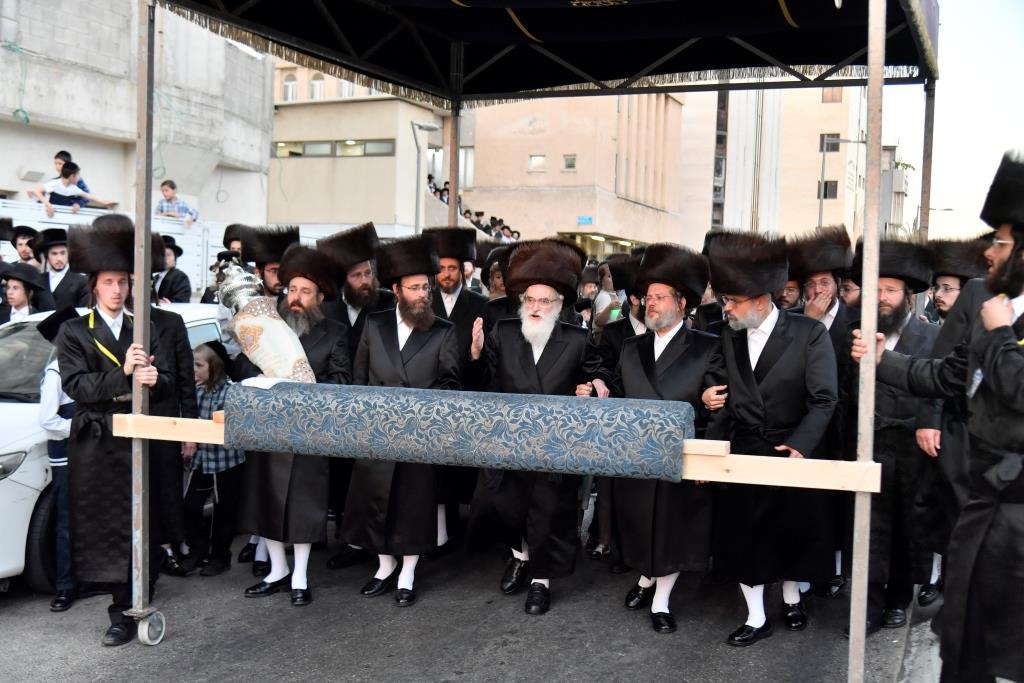 לע"נ החסיד: בויז'ניץ חגגו הכנסת ספר תורה חדש