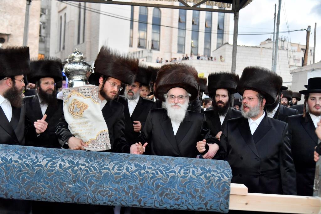 לע"נ החסיד: בויז'ניץ חגגו הכנסת ספר תורה חדש