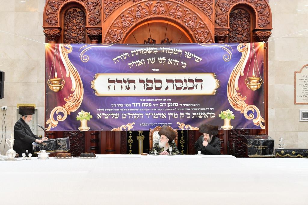 לע"נ החסיד: בויז'ניץ חגגו הכנסת ספר תורה חדש