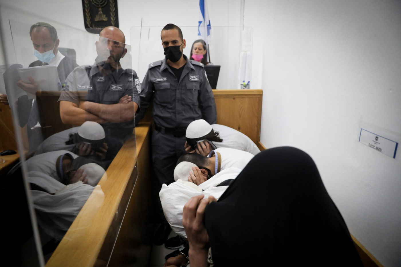 חבטו, דקרו וזרקו את הבגד עם הדם בפח ליד הישיבה