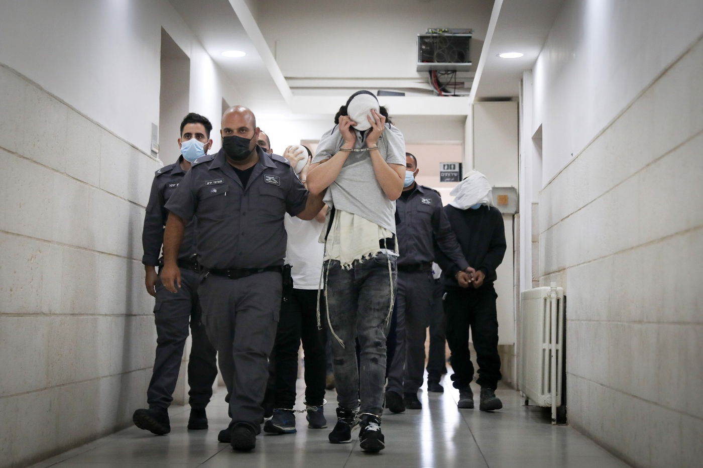 חבטו, דקרו וזרקו את הבגד עם הדם בפח ליד הישיבה