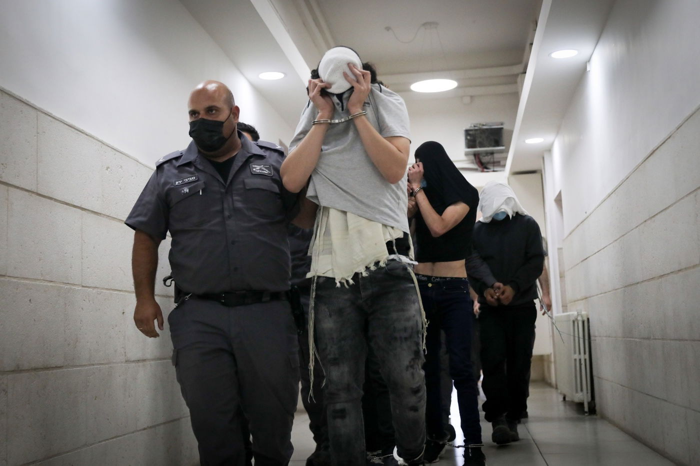 חבטו, דקרו וזרקו את הבגד עם הדם בפח ליד הישיבה