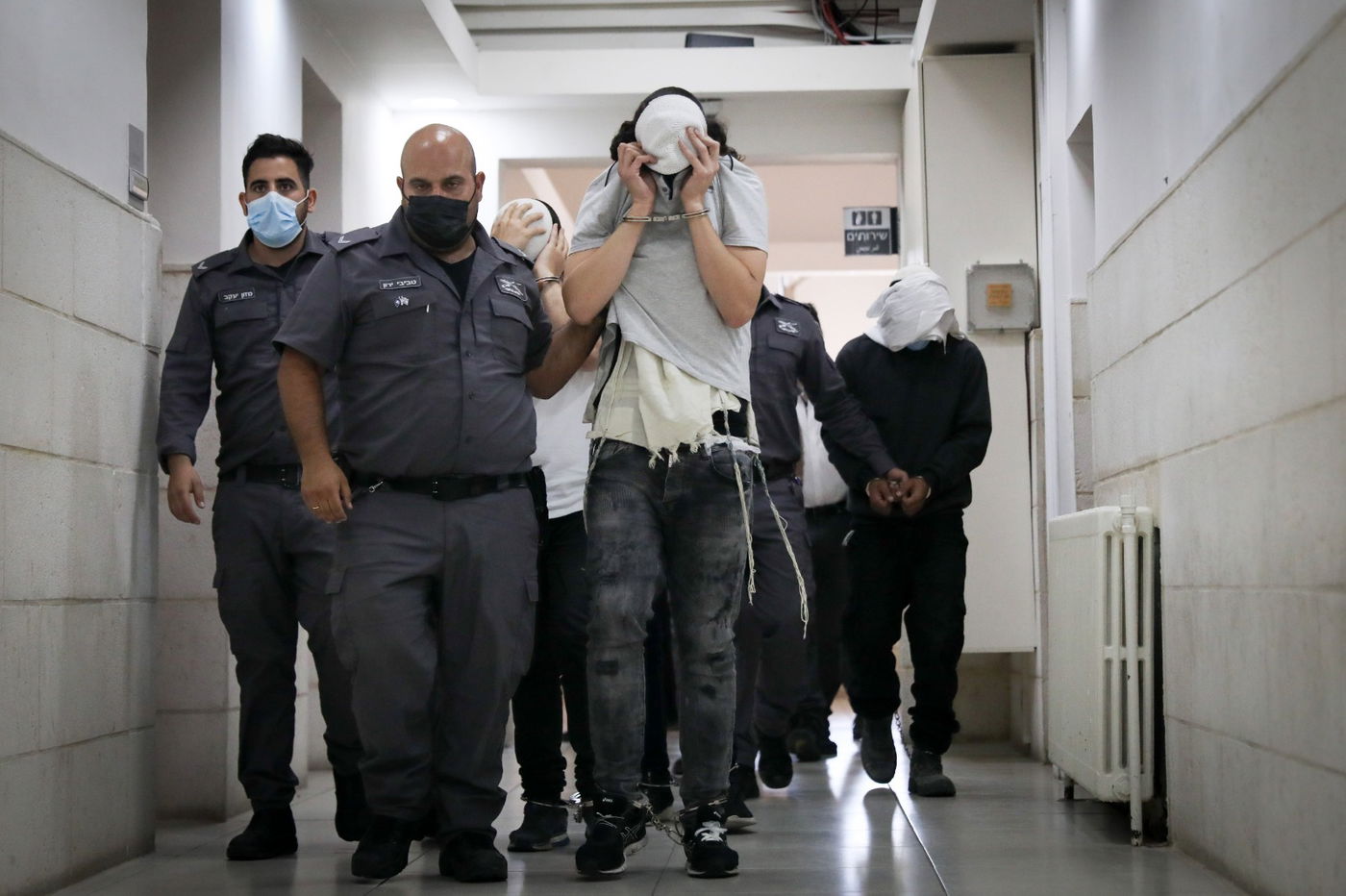 חבטו, דקרו וזרקו את הבגד עם הדם בפח ליד הישיבה