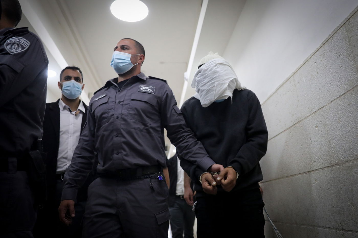 חבטו, דקרו וזרקו את הבגד עם הדם בפח ליד הישיבה