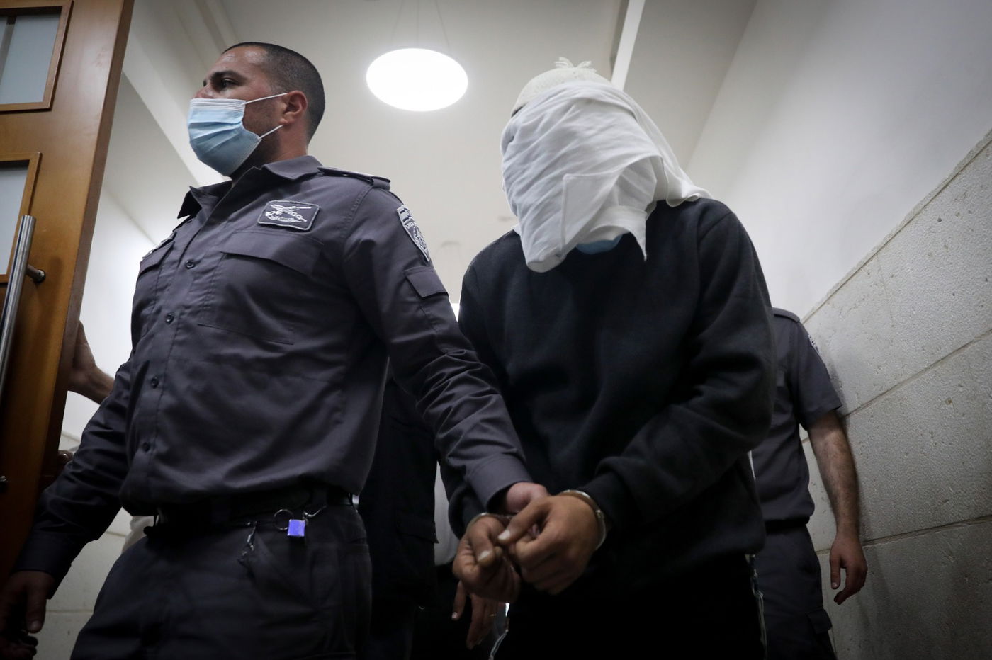 חבטו, דקרו וזרקו את הבגד עם הדם בפח ליד הישיבה