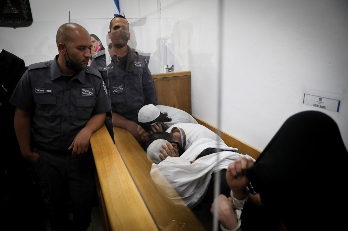 חבטו, דקרו וזרקו את הבגד עם הדם בפח ליד הישיבה