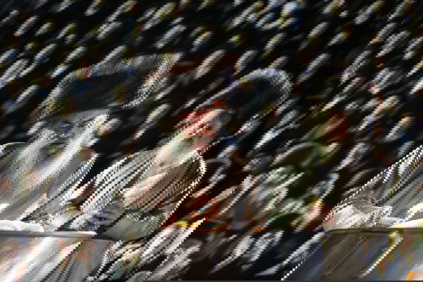 בראשות הרבי: ההדלקה של חסידי לעלוב במירון