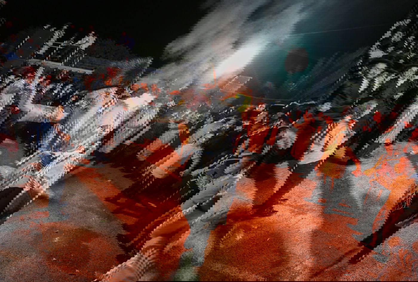 בראשות הרבי: ההדלקה של חסידי לעלוב במירון