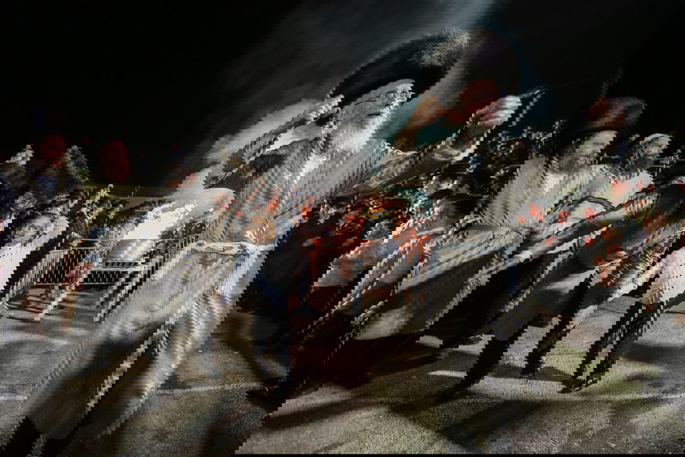 בראשות הרבי: ההדלקה של חסידי לעלוב במירון