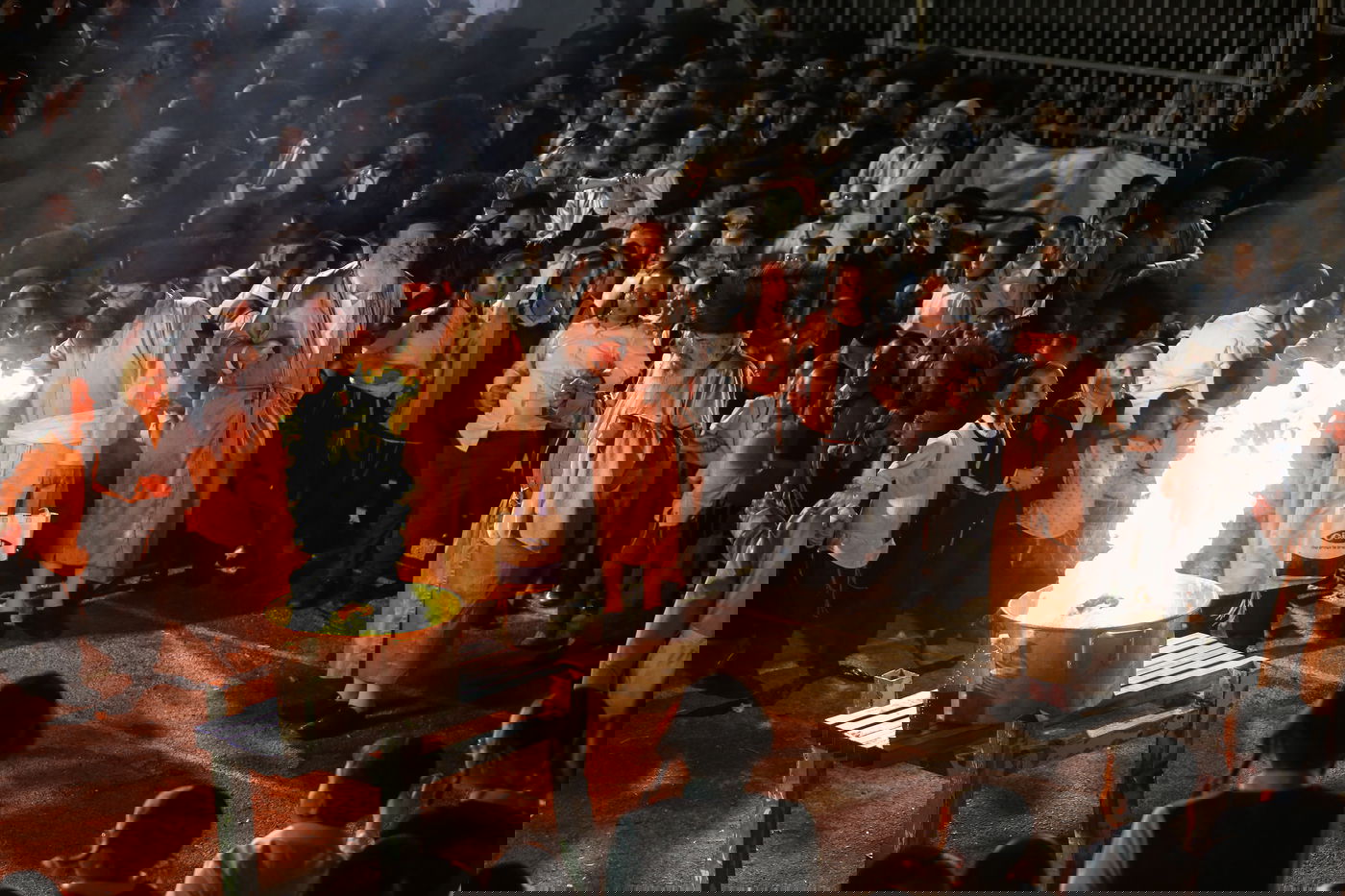 בראשות הרבי: ההדלקה של חסידי לעלוב במירון