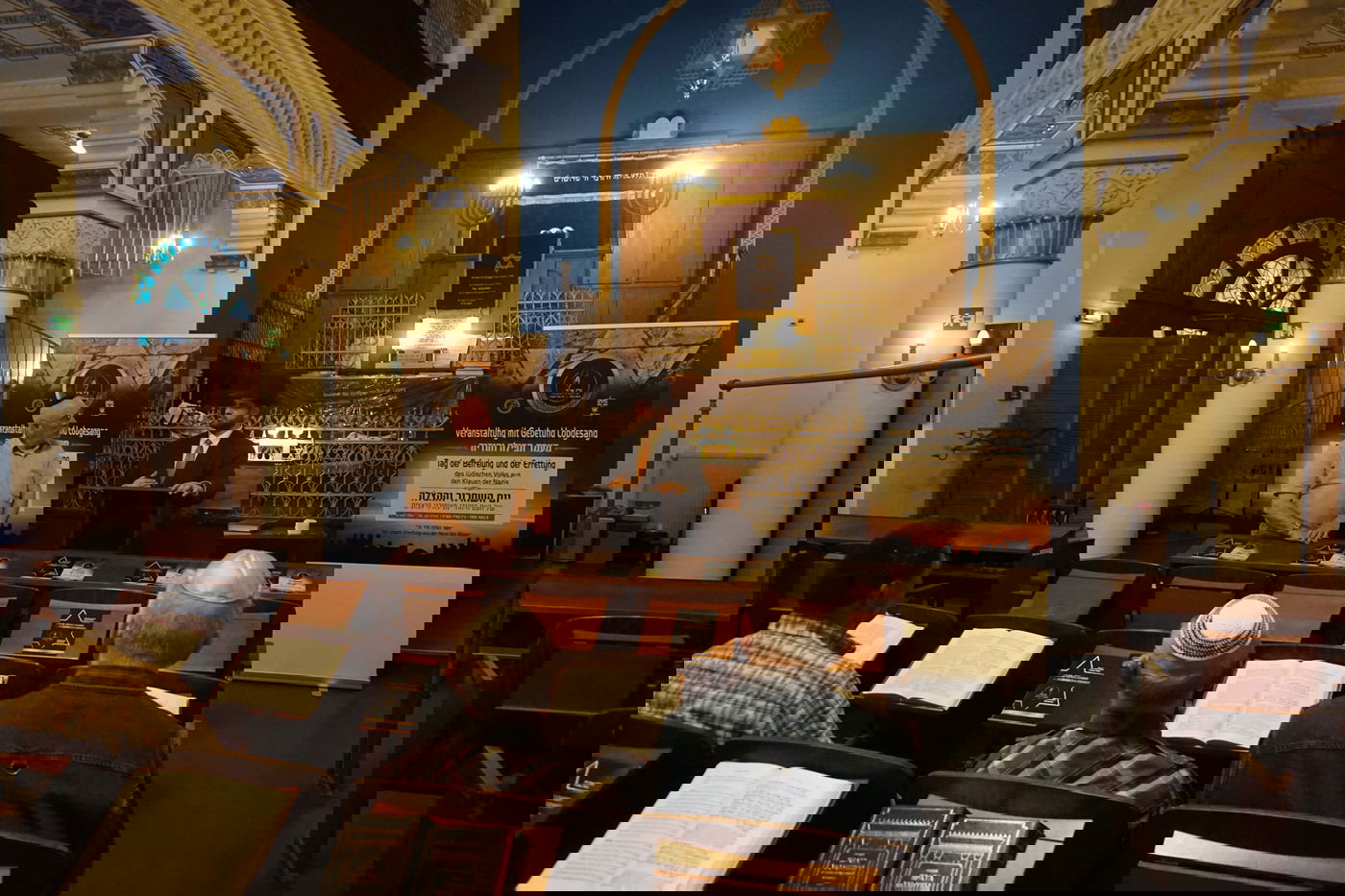 הרב באלה בתפילה בבית הכנסת בפרנקפורט