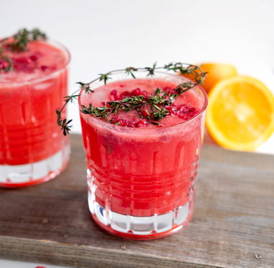 קוקטייל קפוא של תותים ותפוזים עם וודקה