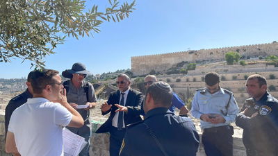 קריספל בסיור סמוך לציון