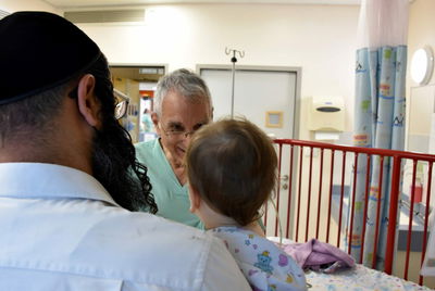 האב, הפעוט והד"ר