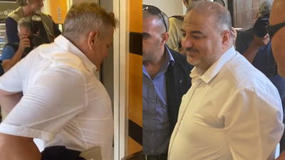 עבאס, הורוביץ וסער מחויכים, בכניסה למקום