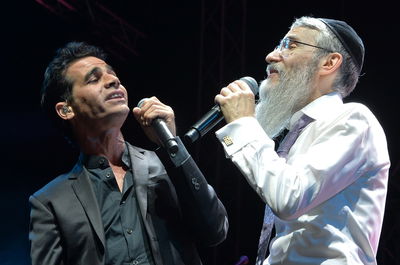 אביב גפן הופיע עם אברהם פריד וביקש "סליחה" מהחרדים