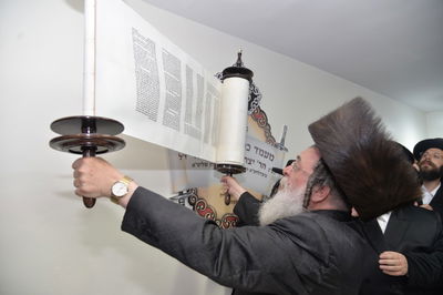 בבאיאן בביתר עילית הכניסו ספר תורה חדש