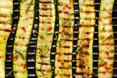 רבע שעה הכנה, מתחילה ועד סוף: קישואים קראנצ'יים בגריל